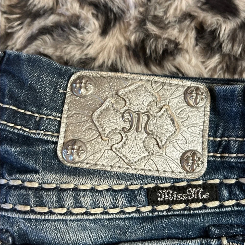 Miss Me Tag size 29 Dark Blue Denim Shorts with  peekaboo pockets - Picture 4 of 16